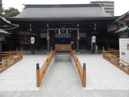 昭和8年創建の佐嘉神社本殿には佐賀藩第10代藩主鍋島直正公と第11代鍋島直大公が祀られている