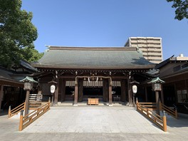 昭和8年創建の佐嘉神社本殿には佐賀藩第10代藩主鍋島直正公と第11代鍋島直大公が祀られている