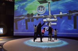 画面映像を活用した日本初の浮遊体験型アトラクション「時空ホッパー」。 3つのミッションに挑戦しよう！