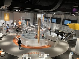 「物理｜化学」スパークポッド。回転する大きな円形ステージ。みんなで中に入ってコリオリの力や慣性の法則など様々な実験をしてみよう！