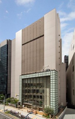 夜でも壁面が白くライトアップされ明るい
