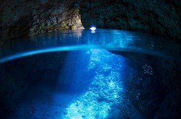 洞窟内に差し込む光が青く輝いている