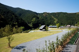 広々としたオートキャンプサイトと美しい山々の風景