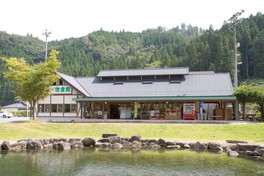 渓谷川や川など山並が広がる大自然に囲まれた道の駅