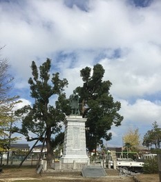 公園のシンボルとして親しまれる伊能忠敬の銅像