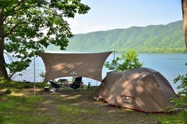 十和田湖畔を臨むことのできるキャンプサイト