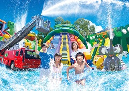 自然の山々に囲まれた緑あふれるロケーションは開放感抜群