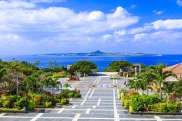 青い海と遠くに伊江島を望む絶景が来園客を迎える