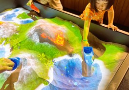 砂の形状に合わせて、まるで本物の大地のように山や海が出現するAR砂遊び
