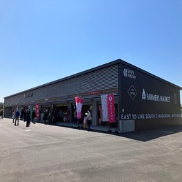 田園風景に溶け込むレンガづくりのモダンな道の駅