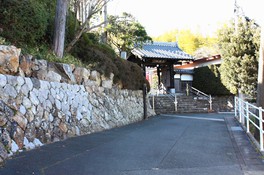 東海道の西側にある小道に5つの寺と2つの神社が集まっている