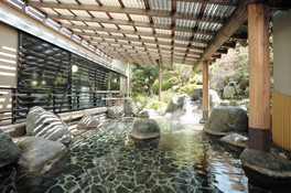 日本庭園をしつらえた露天風呂は広々とした岩風呂でゆったり過ごせる