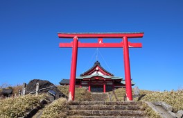 駒ケ岳山頂駅を降りると朱の鳥居と社殿が見える