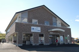 映像や展示などの情報機能とゆったりとした休憩スペースもある