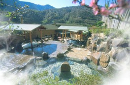 露天風呂では、山から下りてくる自然の風が肌に心地よく吹き抜ける