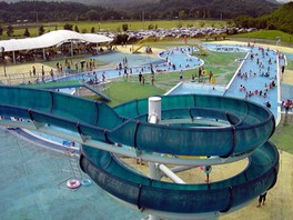7月と8月の2カ月間は屋外プールもオープン