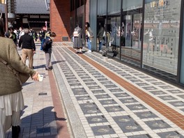 浅草公会堂前に並ぶ手型の数々