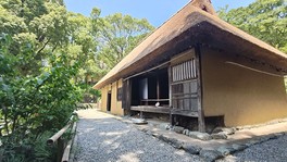 愛媛県山間部から移築した茅葺寄棟造の旧河野家住宅