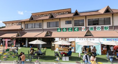 毎日、新鮮な農産物を求める買い物客で賑わう