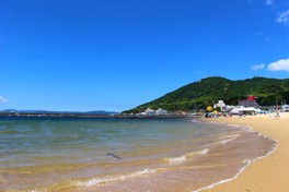 大阪神戸などからたくさんの人が集まる活気のあるビーチ