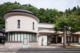 雄大な自然にたたずむ瀟洒な白壁が対照的