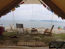 テントから眺める沖島の風景