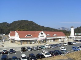 農産物直売所をはじめ土産物屋にレストランなどがそろう
