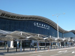 国際空港にふさわしいダイナミックな大屋根のフォルム