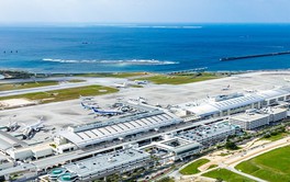 離発着時、美しい海が眺められるのも那覇空港の魅力の一つ