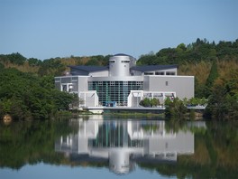 水と緑に恵まれた桜山公園内にある科学館