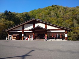 レストランや特産コーナーでは、特産品のトマトを使ったメニューや加工品を販売