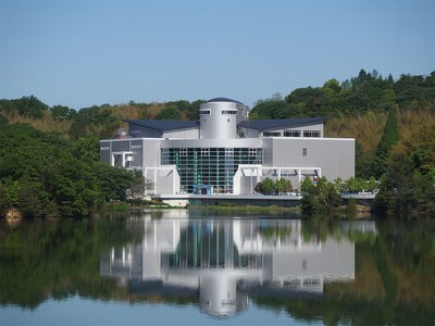 水と緑に恵まれた桜山公園内にある科学館