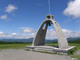 霧鐘塔は高原の象徴的モニュメントでもある