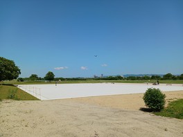 野球場やテニスコートなどを備えた公園