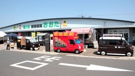 屋台形式で楽しく選んでお食事できるケータリングカービレッジが同駅に集う