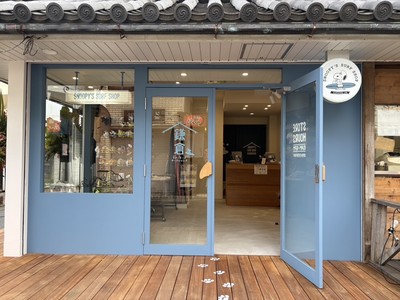 木の質感がお洒落な店舗入り口