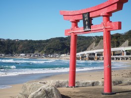 夏場は多くの人で賑わう海岸