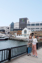 館内のほとんどの場所から横須賀の港や海が眺められる