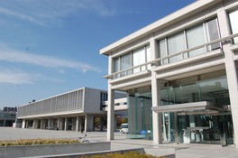 広島平和記念資料館 本館(左奥)・東館(右手前)