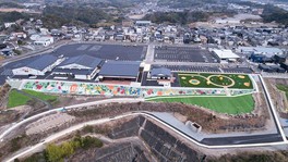 約166メートルの壁面に和歌山特産のフルーツが描かれたフルーツ壁画は圧巻
