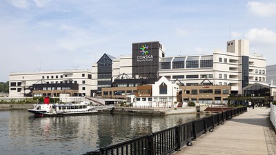 館内のほとんどの場所から横須賀の港や海が眺められる